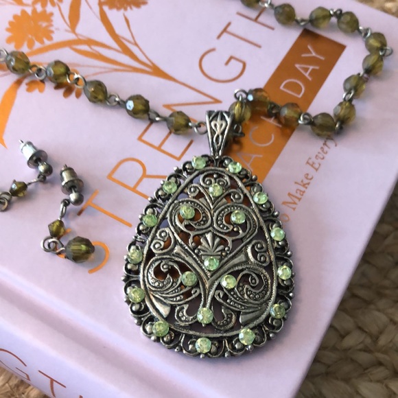 Statement necklace with matching earrings - Picture 3 of 3